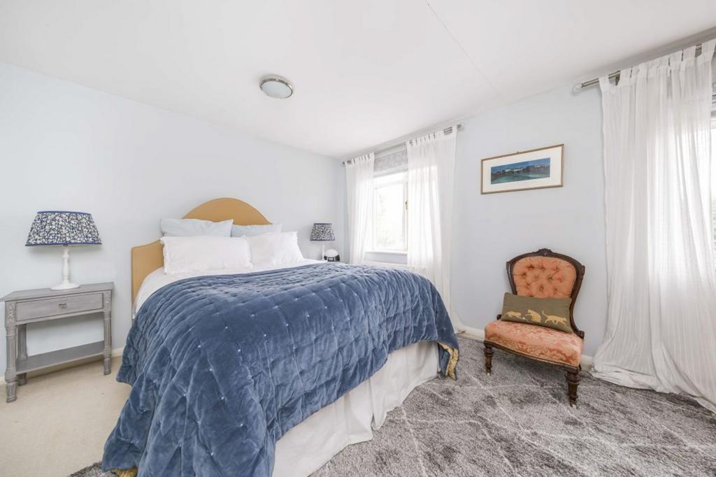 Rear bedroom
