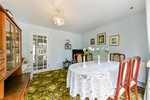 29 High Beeches, Banstead, SM7 1NB