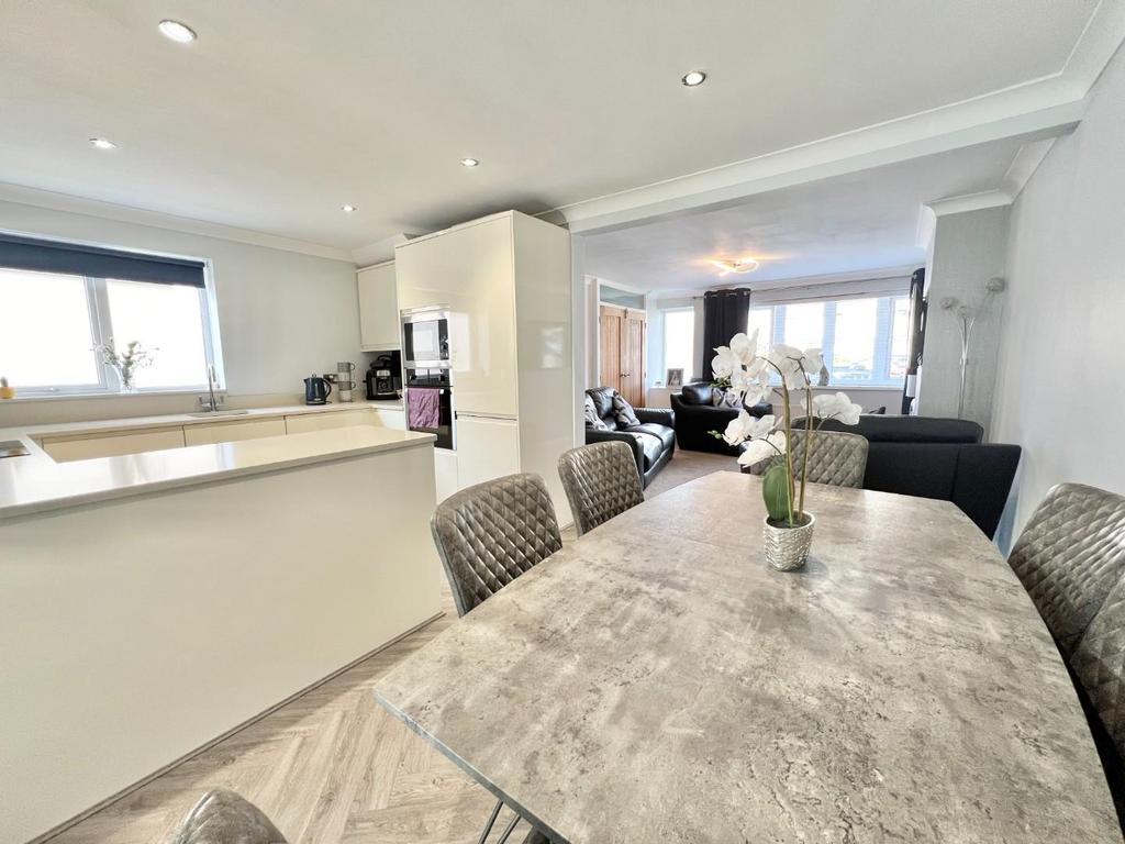 Kitchen/ dining room