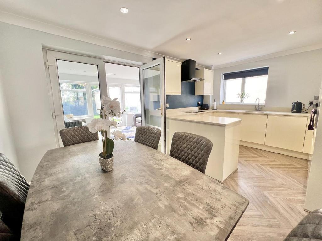 Kitchen/ dining room