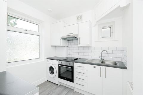 2 bedroom flat to rent, Lechmere Avenue, Woodford Green