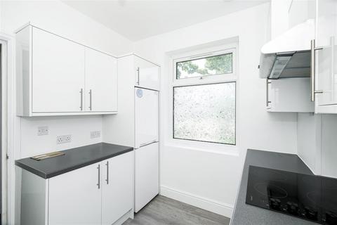 2 bedroom flat to rent, Lechmere Avenue, Woodford Green