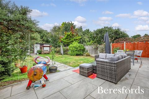 15 Ashlyn Grove, Hornchurch, RM11 2EG