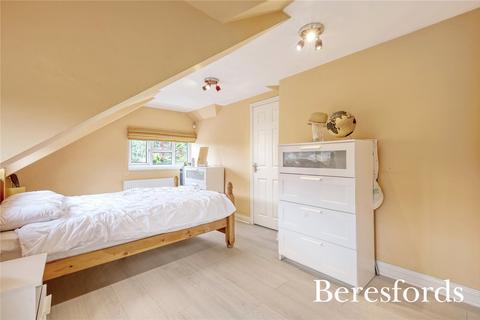 15 Ashlyn Grove, Hornchurch, RM11 2EG