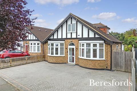 15 Ashlyn Grove, Hornchurch, RM11 2EG