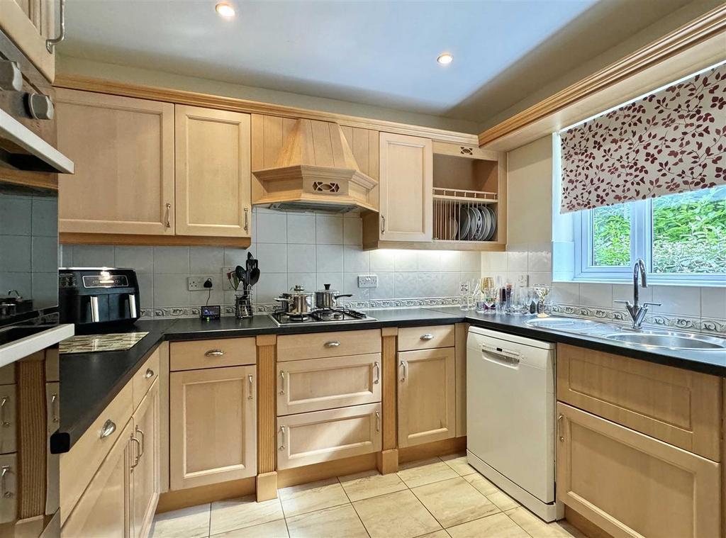Kitchen 2.jpg