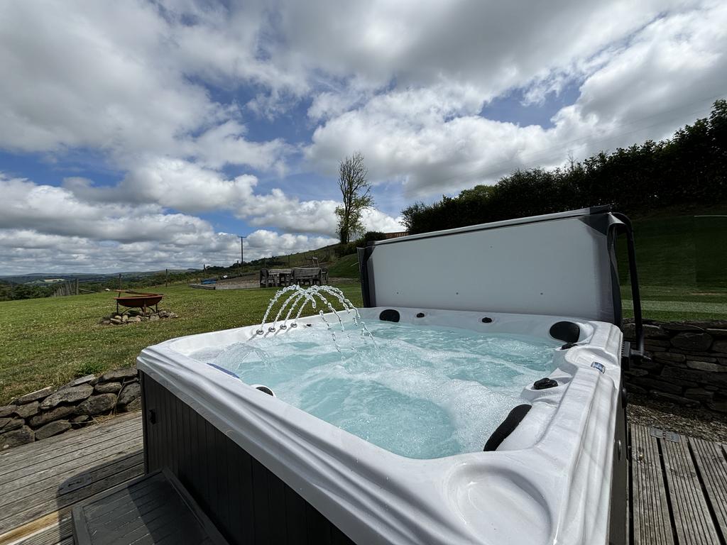 Hot tub jacuzzi