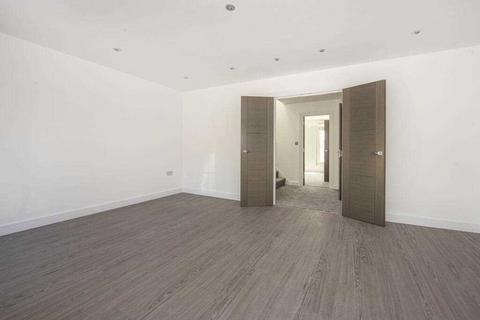 5 bedroom end of terrace house to rent, Newstead Way, London