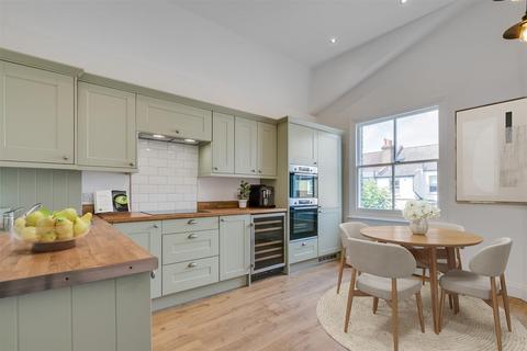 3 bedroom flat for sale, Replingham Road, London