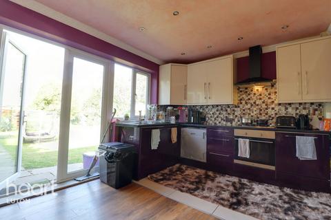 4 bedroom semi-detached house for sale, Dewsbury Road, Luton