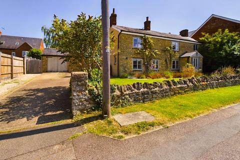 4 bedroom cottage for sale, High Street, Silverstone, NN12