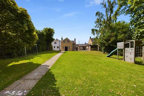 4 bedroom cottage for sale, High Street, Silverstone, NN12