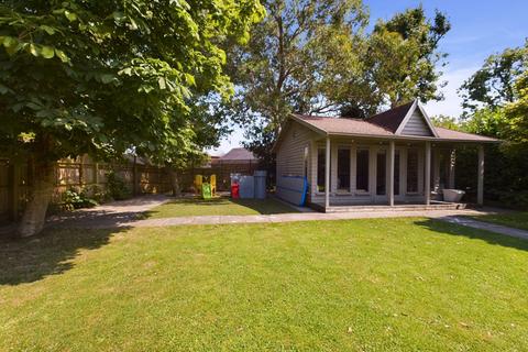 4 bedroom cottage for sale, High Street, Silverstone, NN12