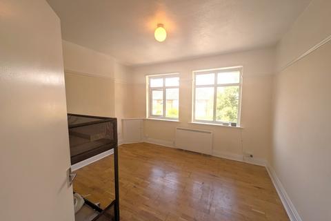 2 bedroom flat to rent, Fulmer Corner, Oxford Road, Gerrards Cross, Buckinghamshire, SL9