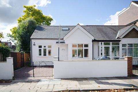 4 bedroom bungalow to rent, Carew Road, Walpole Park, London, W13