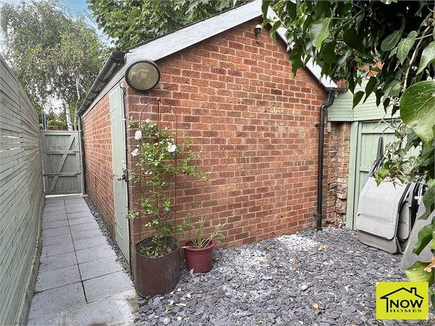 Storage area to rear of garage