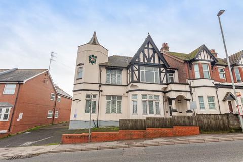 2 bedroom flat to rent, Flat ,  Brighton Road, Newhaven
