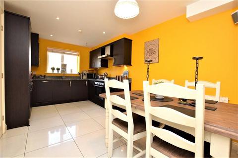 3 bedroom end of terrace house for sale, Teasel Bank, Pudsey, West Yorkshire