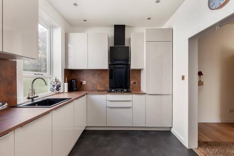 26 Drum Brae North, Edinburgh, EH4 8AZ