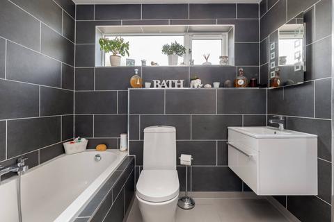 26 Drum Brae North, Edinburgh, EH4 8AZ