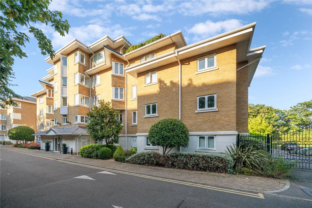 Strand Drive, Richmond, TW9 3 bed apartment - £3,000 pcm (£692 pw)