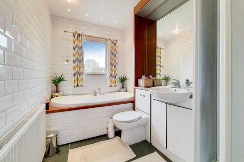 165d Stapleton Hall Road, London, N4 4QS