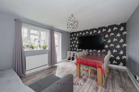 2 bedroom flat to rent, Marbles Way, Tadworth