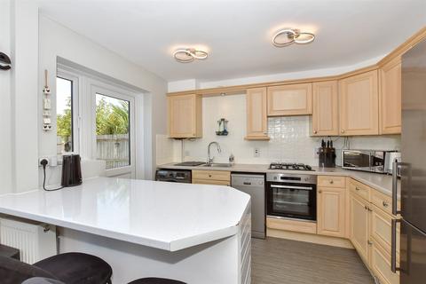 61 Gordon Close, Ashford, TN24 8RG