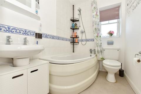 61 Gordon Close, Ashford, TN24 8RG