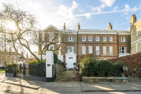 3 bedroom flat to rent, The Green, Richmond, TW9