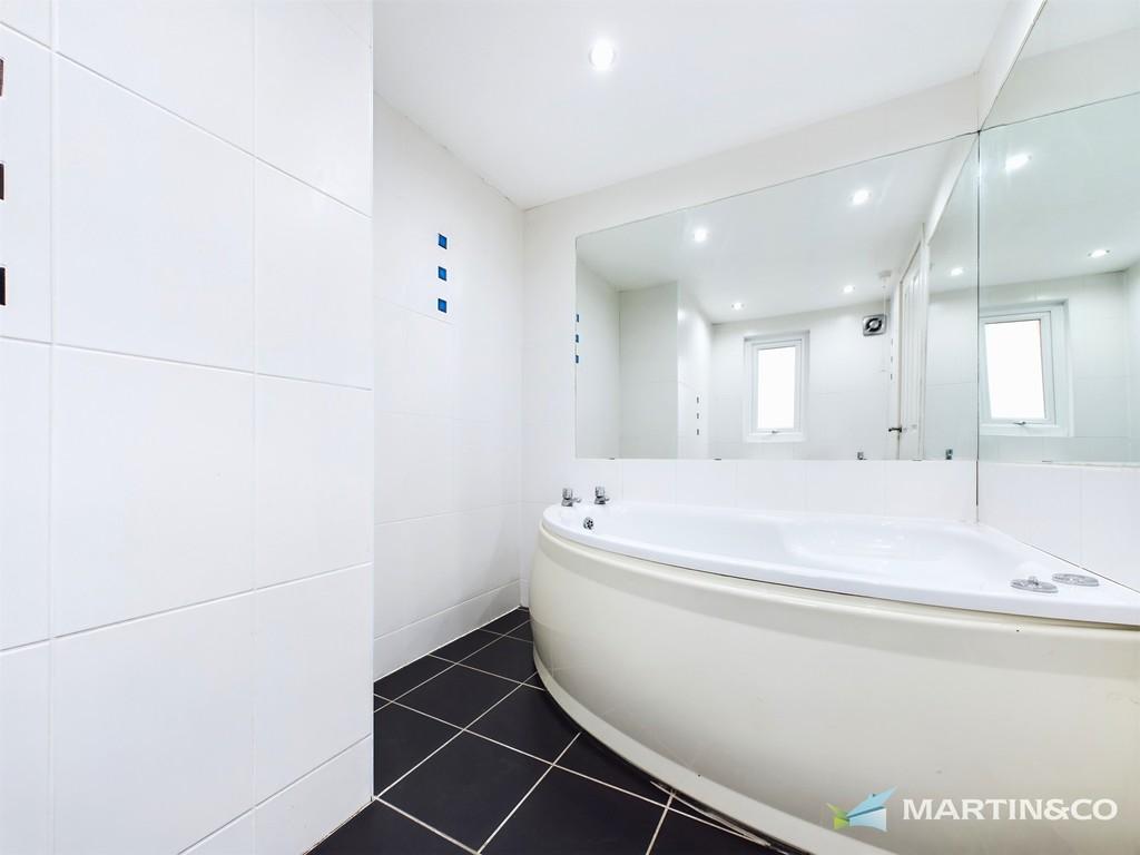 Bedroom 4 - En suite (a)