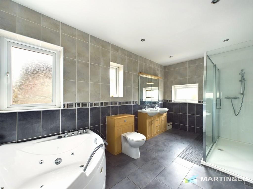Bathroom 1 (a)