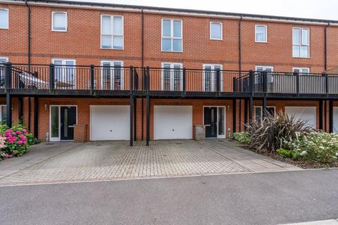 3 bedroom terraced house for sale, Pinewood Way, Chichester