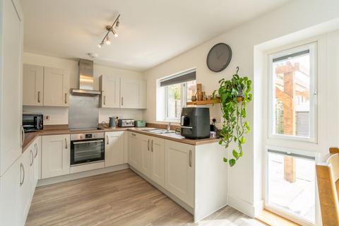 3 bedroom terraced house for sale, Pinewood Way, Chichester