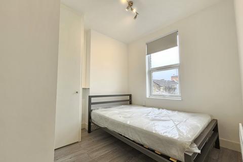 Studio to rent, West Green Road, London N15