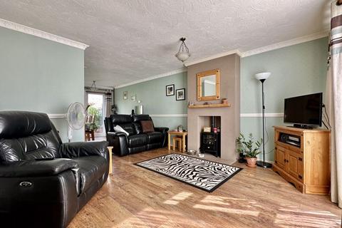 3 bedroom semi-detached house for sale, Spinney Drive, Banbury