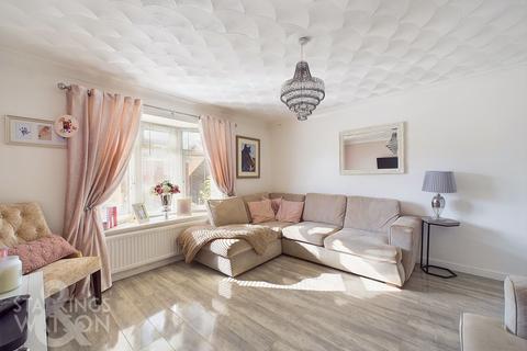 6 Bucknam Close, Kessingland, Lowestoft, NR33 7NX