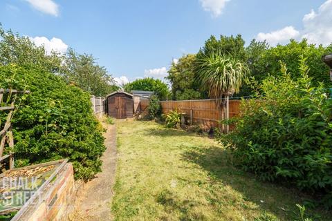 3 bedroom semi-detached house for sale, Ravenscourt Drive, Hornchurch, RM12