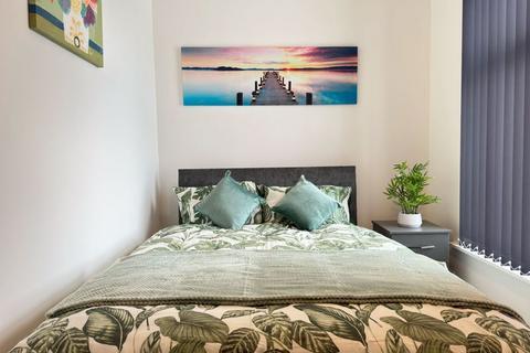 undefined, STUNNING ROOMS AVAILABLE - Bury Road, Bolton,- BL2