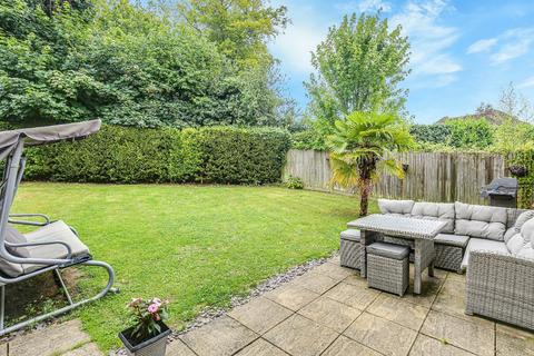 4 Searchwood Heights, Warlingham, CR6 9GE