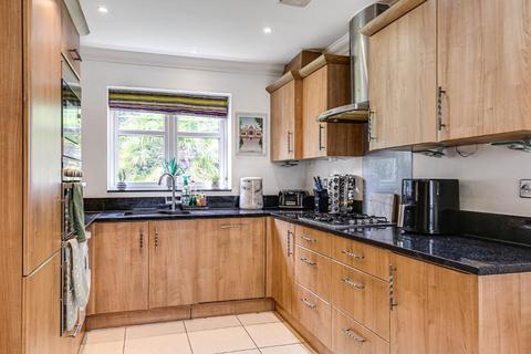 4 Searchwood Heights, Warlingham, CR6 9GE