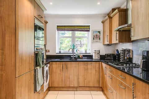 4 Searchwood Heights, Warlingham, CR6 9GE