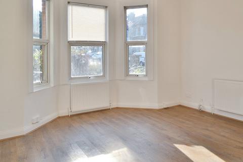 2 bedroom flat to rent, Castle Road, London N12