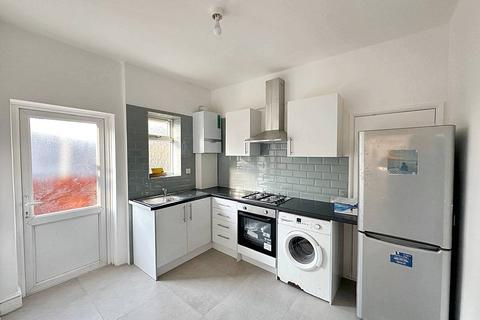 2 bedroom flat to rent, Castle Road, London N12