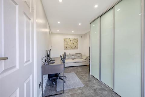 7 Fleming Gardens, Harold Wood, Romford, RM3 0WA