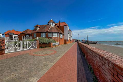 4 bedroom house for sale, Kings Road, Burnham-On-Crouch