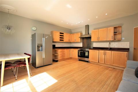 3 bedroom apartment to rent, Hanley Road, London N4