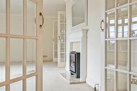Flat 3, Rosewood Park Road, Haslemere, GU27 2NJ