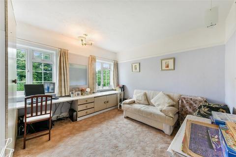 24 Hillside, Banstead, SM7 1HF