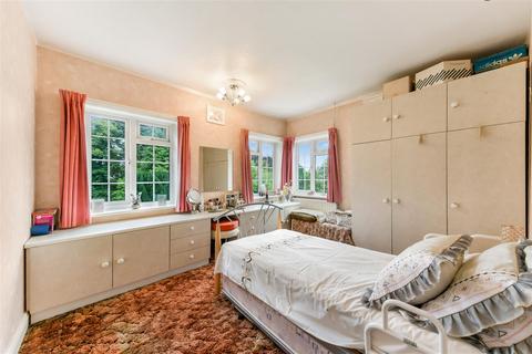 24 Hillside, Banstead, SM7 1HF